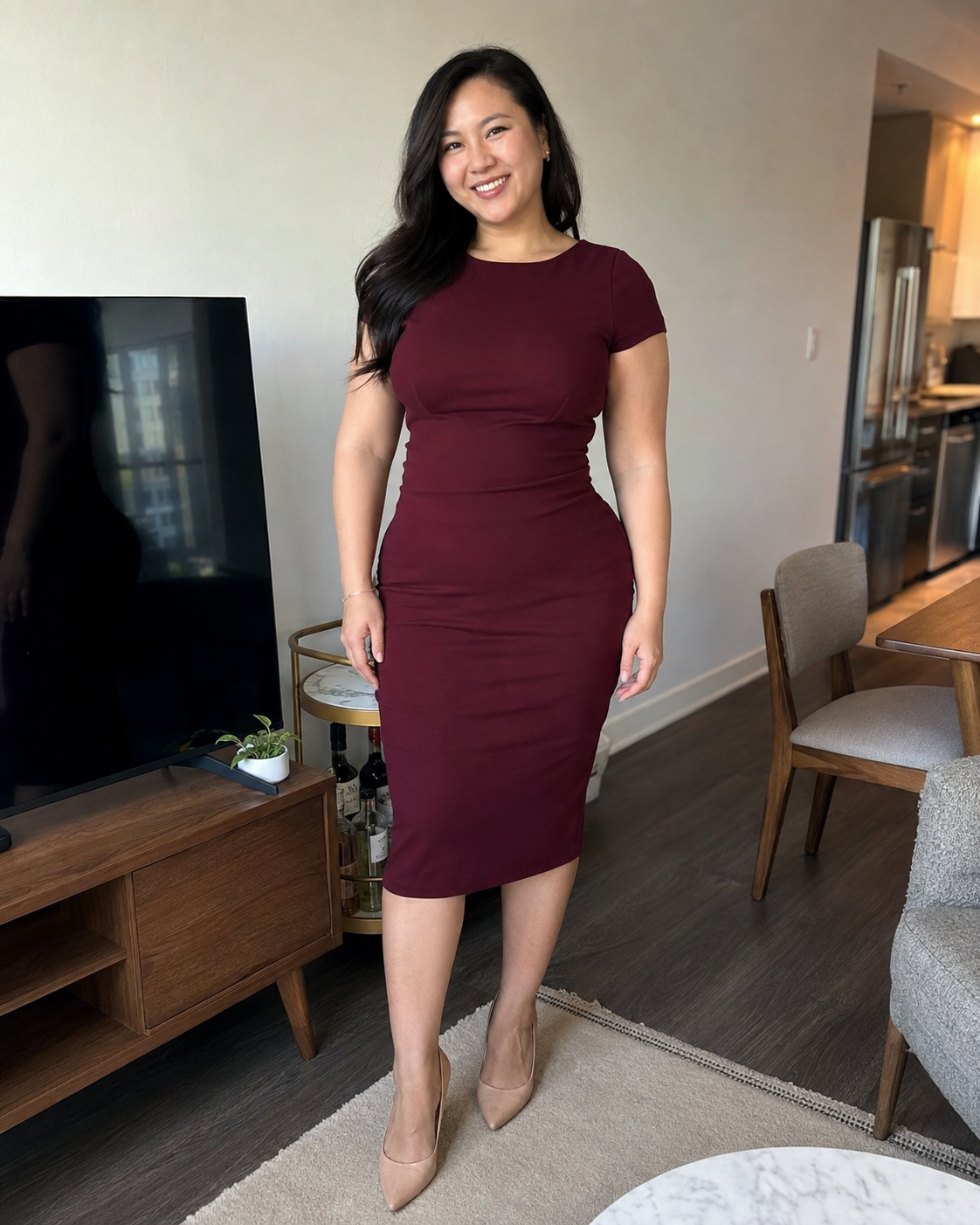 Mia Chen w bordowej sukience
